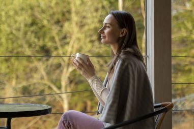 Cardioloog Janneke Wittekoek waarschuwt voor de impact van stress op het vrouwenhart. Lees hoe stress zelfs een stressinfarct kan veroorzaken en wat u kunt doen om dit te voorkomen.