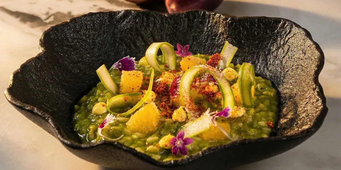 bord met eten, risotto met groenten en bloemen