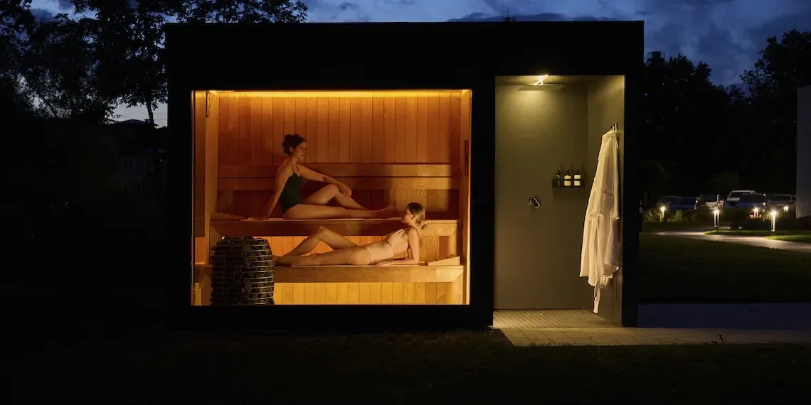 twee mensen in een sauna