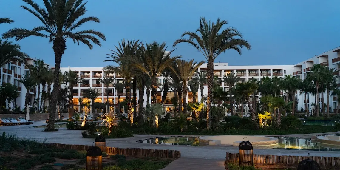 zwembad uitzicht en hotel uitzicht met zonsondergang