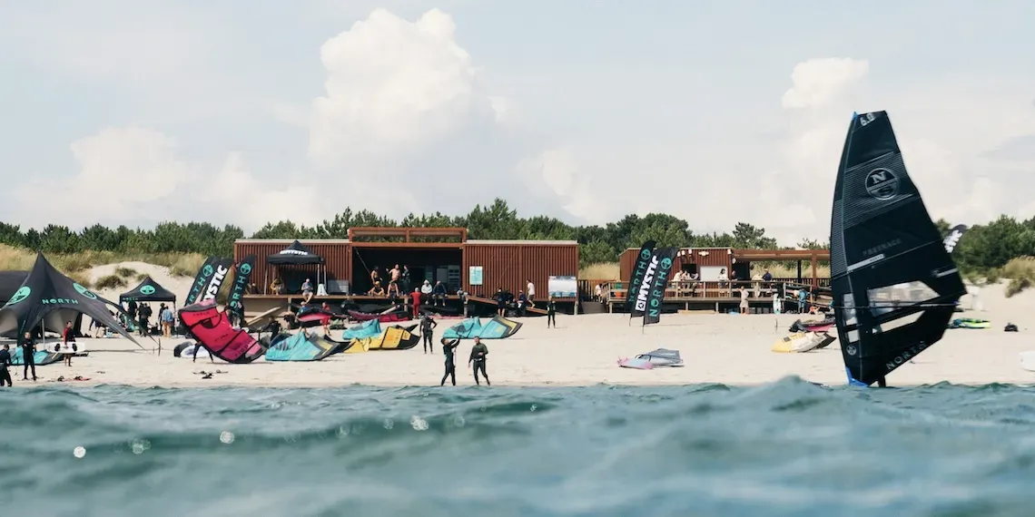 strand zee en kite surfen