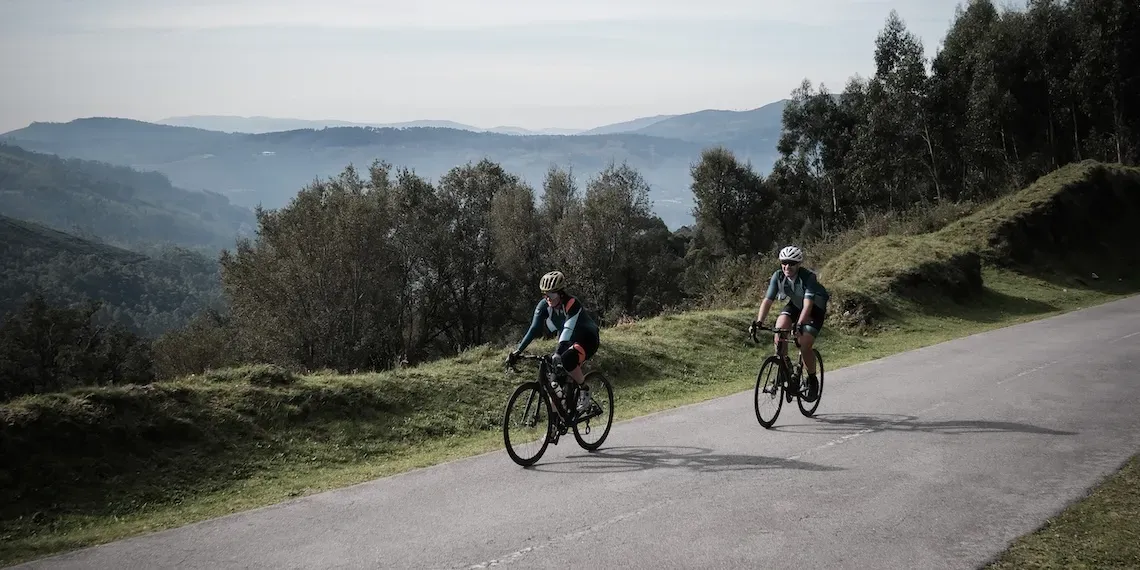 mountain biken in de bergen