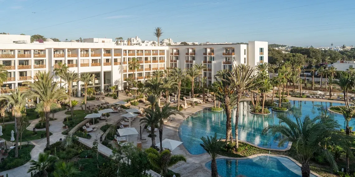 buiten overzicht met zwembad en hotel