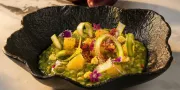 bord met eten, risotto met groenten en bloemen