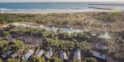 uitzicht van het hotel op de bomen, strand en zee