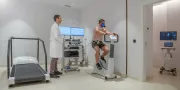 cardologie afdeling met man op een fietsmachine met sensoren op zijn lichaam en een zuurstofmasker op