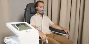 man ontvangt medische behandeling met masker op zn gezicht