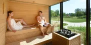 twee mensen in de sauna met uitzicht