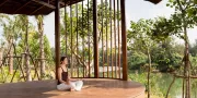 vrouw doet yoga