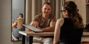 twee mensen die praten medisch consult