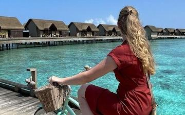 vrouw op fiets kijkt naar water